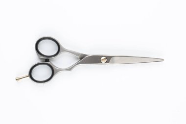 Beyaz arka plan üzerinde izole saç kesimi için profesyonel makas