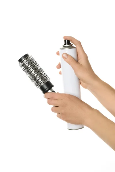 Manos de peluquero sosteniendo spray y peine aislado en blanco —  Fotos de Stock