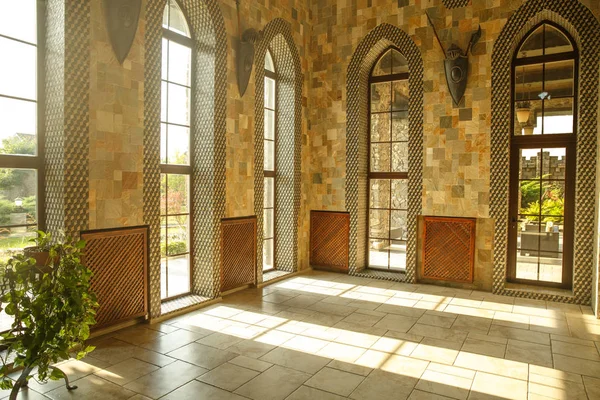 Hall do castelo palácio com grandes janelas . — Fotografia de Stock