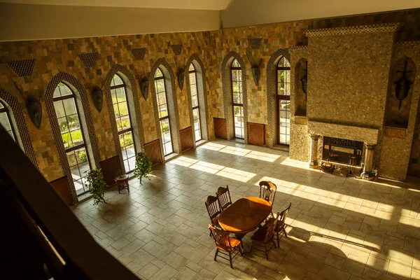 Saal des Burgpalastes mit großen Fenstern. — Stockfoto