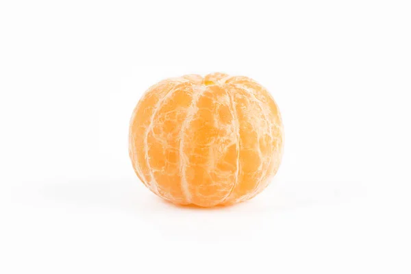 Mandarina de fatias de laranja descascada isolada no fundo branco — Fotografia de Stock