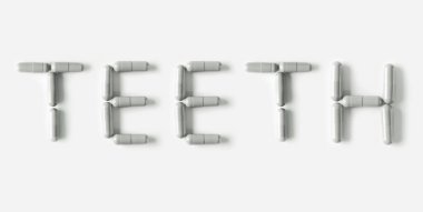 Beyaz hap kapsül word diş şeklinde. Sağlık hayat izole kavramı.