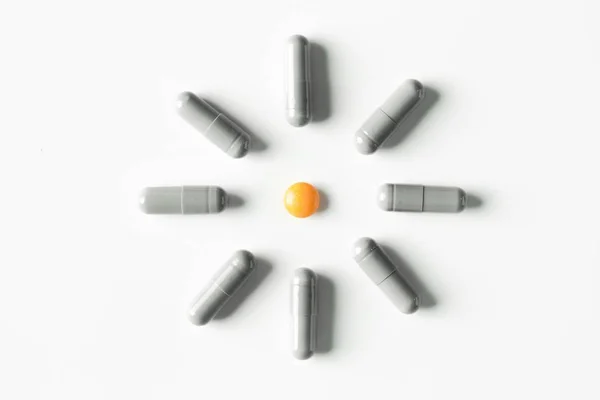 Medical pills and capsules pattern on white background. flat lay, top view. — Stock Photo, Image
