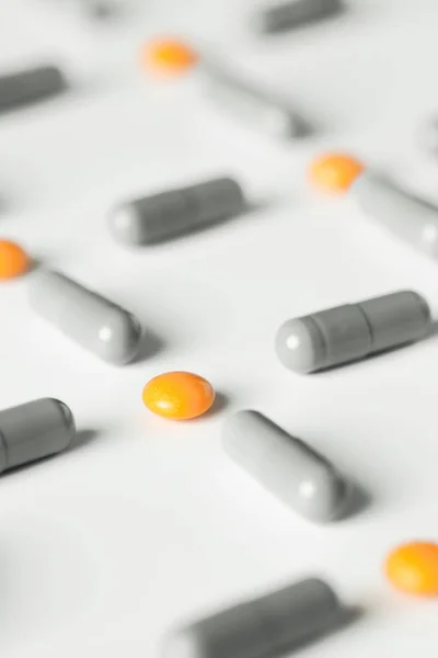 Pilules médicales et capsules motif sur fond blanc. plan plat, vue sur le dessus . — Photo