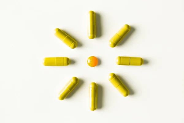 Píldoras y cápsulas médicas patrón sobre fondo blanco. plano, vista superior . —  Fotos de Stock