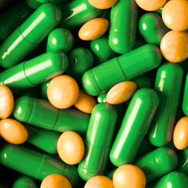 Mavi arka planda tıbbi ilaçlar ve kapsüller var. düz yatış, üst görünüm.