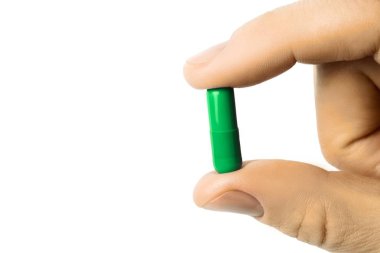 Parmak üzerinde beyaz izole kapsül hap tutun