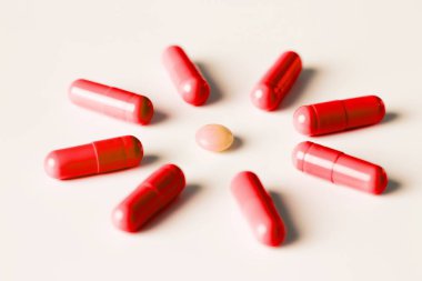 tıbbi hap ve kapsül desen beyaz arka plan üzerinde. düz yatıyordu, en iyi görünümü.