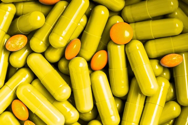 tıbbi hap ve kapsül desen beyaz arka plan üzerinde. düz yatıyordu, en iyi görünümü.