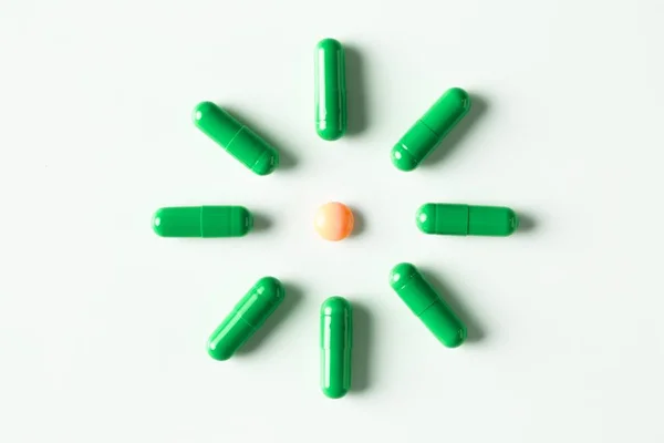 Pilules médicales et capsules motif sur fond blanc. plan plat, vue sur le dessus . — Photo