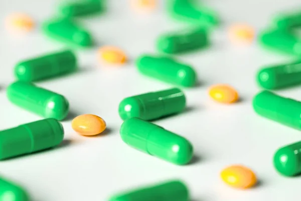 Medizinische Pillen und Kapseln Muster auf weißem Hintergrund. flache Lage, Draufsicht. — Stockfoto