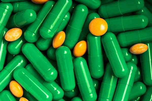 Medische pillen en capsules patroon op witte achtergrond. plat lag, top uitzicht. — Stockfoto