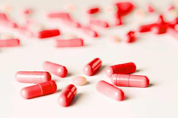 Pilules médicales et capsules motif sur fond blanc. plan plat, vue sur le dessus . — Photo