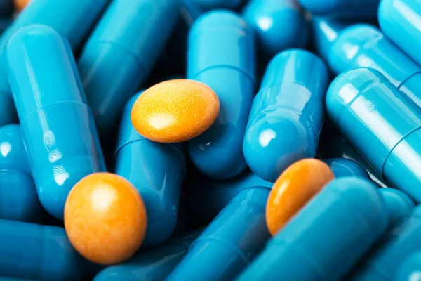 Azul pílulas médicas e cápsulas padrão flat lay, vista superior . — Fotografia de Stock