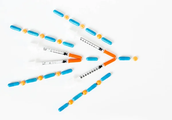 Insulina seringa, comprimidos e cápsulas em forma de seta direita — Fotografia de Stock