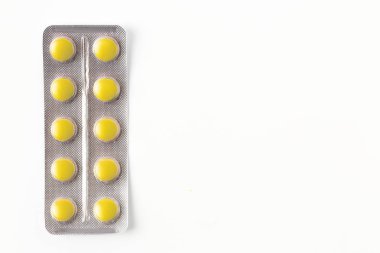 Sarı hapları üzerinde beyaz izole blister paketlenmiş