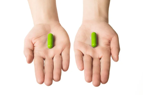 Мужские руки дают две большие голубые таблетки. Выбирай здравоохранение. Травяная концепция . — стоковое фото