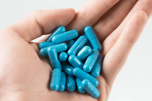 Man bedrijf handvol pillen. zelfmoord door blauwe capsule — Stockfoto