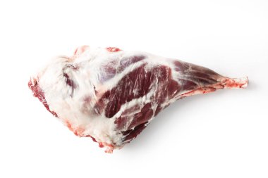 Ham taze kuzu bacak, beyaz izole
