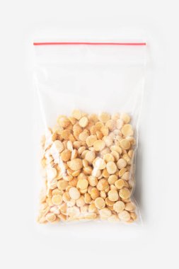 Plastik şeffaf fermuar çanta yarım ham organik beyaz, vakum paket mockup kırmızı Klipsli izole bezelye ile. Kavramı.