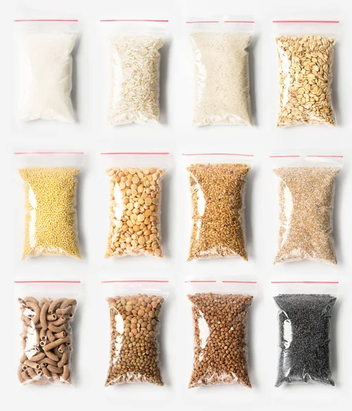 Plastik şeffaf fermuar çanta seti ile sigorta primi kabuğu çıkarılmış tane beyaz, makarna, bezelye, kabuğu çıkarılmış tane, pirinç, tohum, irmik, şeker, vakum paketler izole dolu pul. Kavramı,