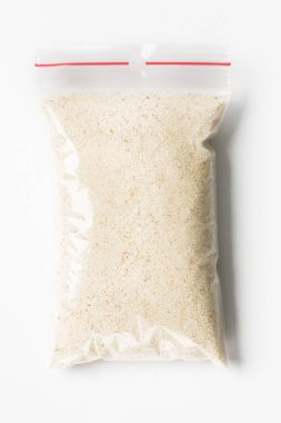 Plastik şeffaf fermuar çanta beyaz, vakum paket mockup kırmızı Klipsli izole tam kuru ham buğday irmik ile. Kavramı