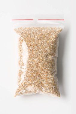 Plastik şeffaf fermuar çanta beyaz, vakum paket mockup kırmızı Klipsli izole tam ham buğday ezmesi ile. Kavramı