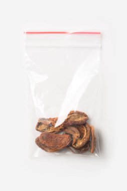 Plastik şeffaf fermuar çanta beyaz, vakum paket mockup kırmızı Klipsli izole ev Kuru Kayısı ile. Kavramı.