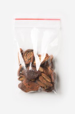 Plastik şeffaf fermuar çanta beyaz, vakum paket mockup kırmızı Klipsli izole ev Kuru Kayısı ile. Kavramı.