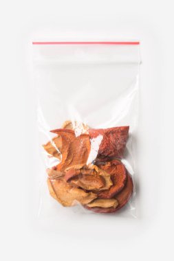 Plastik şeffaf fermuar çanta beyaz, vakum paket mockup kırmızı Klipsli izole ev kurutulmuş elma ile. Kavramı.