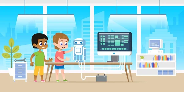Onun afro Amerikalı arkadaşım programlama robot tarafından modern sınıf ofiste bilgisayar teknolojisi ile küçük çocuk.