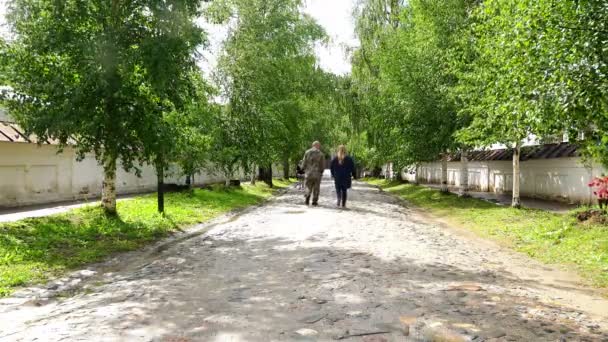 歴史的な旧ロシアのシリル・ベロツェルスキー修道院、ヴォログダ地方を通って人々を歩く — ストック動画