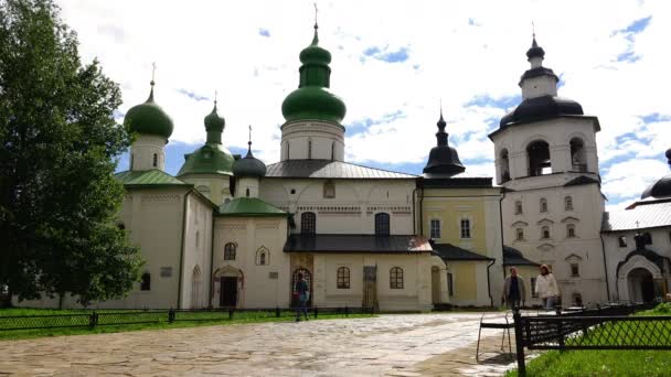 Duży klasztor Wniebowzięcia NMP architektura zabytkowych budynków z minionego stulecia pod błękitne niebo wznoszone kopułami i dzwonnicą — Wideo stockowe