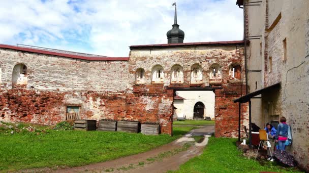 Rovine e resti della storica fortezza di mattoni kroasnogo e monasteri di legno picchi torreggianti nel cielo — Video Stock