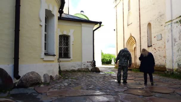 Οι τουρίστες περπατούν μέσα από την ιστορική περιοχή των αρχαίων κτηρίων Κύριλλος Μπελίνσκι Μονή — Αρχείο Βίντεο