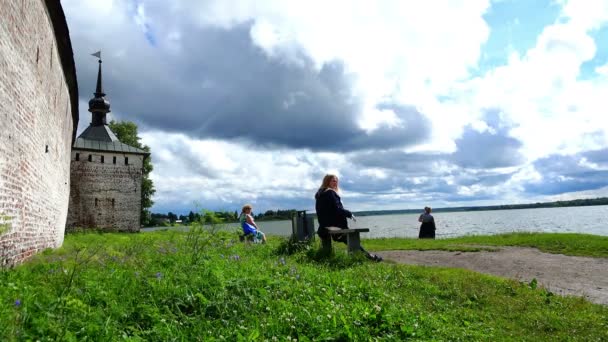 Falusiak pihenő a Siversk tó közelében a kolostor történelmi falain — Stock videók