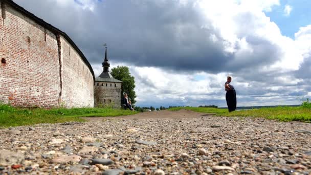 Historiska regionen med gamla förstörda murar krigstide tillsyns torn och lokalbefolkningen — Stockvideo