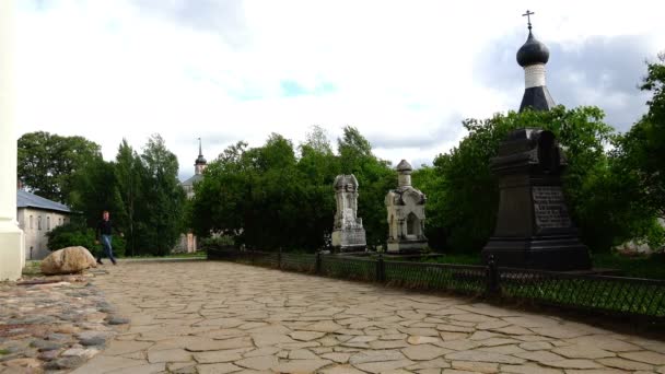 Familia tumba Kirill Kuzmin comerciantes rusos en el monasterio — Vídeos de Stock
