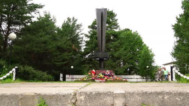 Muži ctí památku krajany, kteří padli v bojích za vlast s nacisty u zdi nářků a věčné paměti obelisk — Stock video