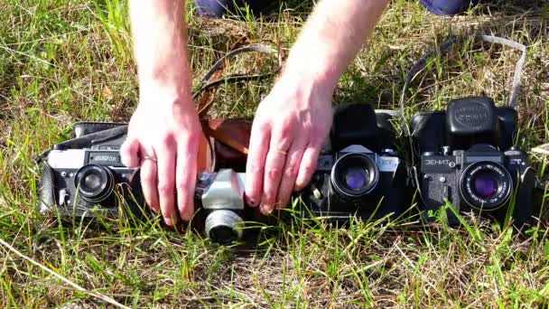 Displej a demonstrace profesionální starý fotoaparát "Zenit3m" legendární firmy v hnědé kožené pouzdro — Stock video