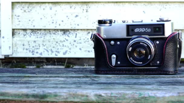 Gioco del vicino e lontano concentrarsi sul marchio della fotocamera "Zenit" FEB5v Industar-61L D — Video Stock