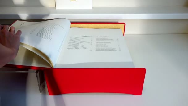 Dali gran Biblia en una cubierta de terciopelo rojo con oro grabado bajo la cubierta de vidrio — Vídeos de Stock