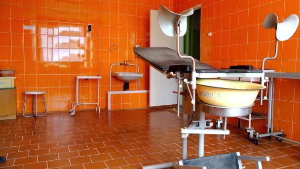 Egy különleges szék a medence a kórház abortusz klinikák — Stock videók