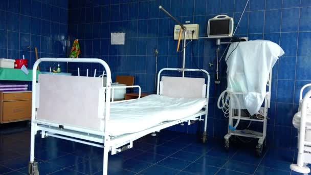 Синяя комната с белыми кроватями в городской больнице — стоковое видео