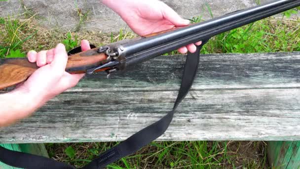 Hunter examine le pistolet dans le coffre de l'avant-bras et les fesses — Video