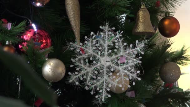 Adornos navideños festivos en un árbol de Navidad verde — Vídeos de Stock