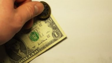 el altı paralar bir ABD dolar başına 10 ruble beyaz bir arka plan üzerine koyar.