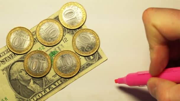 Цитата долара до 60 рублів на напис на папері з червоним маркером — стокове відео