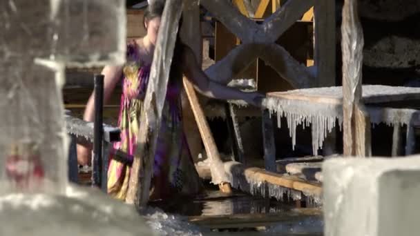 Russia, ST PETERSBURG, RUSSIA-19 gennaio 2016 Sava Church Stratelates, Donna bagnante in buca di ghiaccio in inverno in onore dell'Epifania — Video Stock