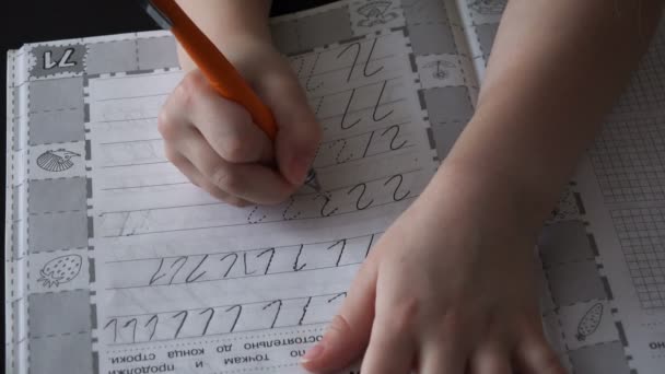 Schoolmeisje recept studeren en schreef in potlood in een notitieblok — Stockvideo